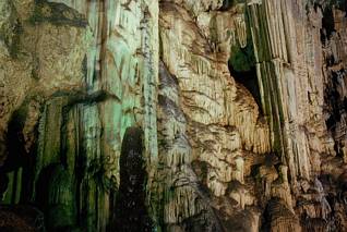 Kolumny i wodospady w jaskini Melidoni